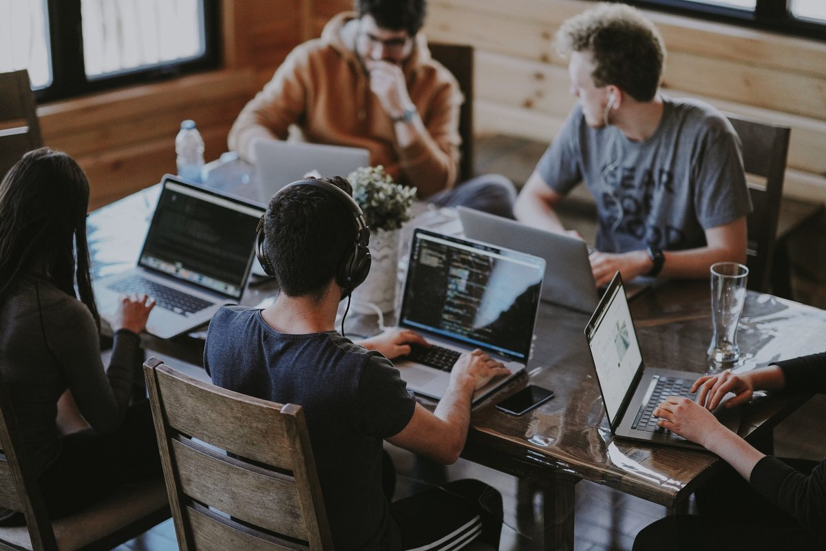 Equipo Colaborando en Sesión de Mentoría y Desarrollo